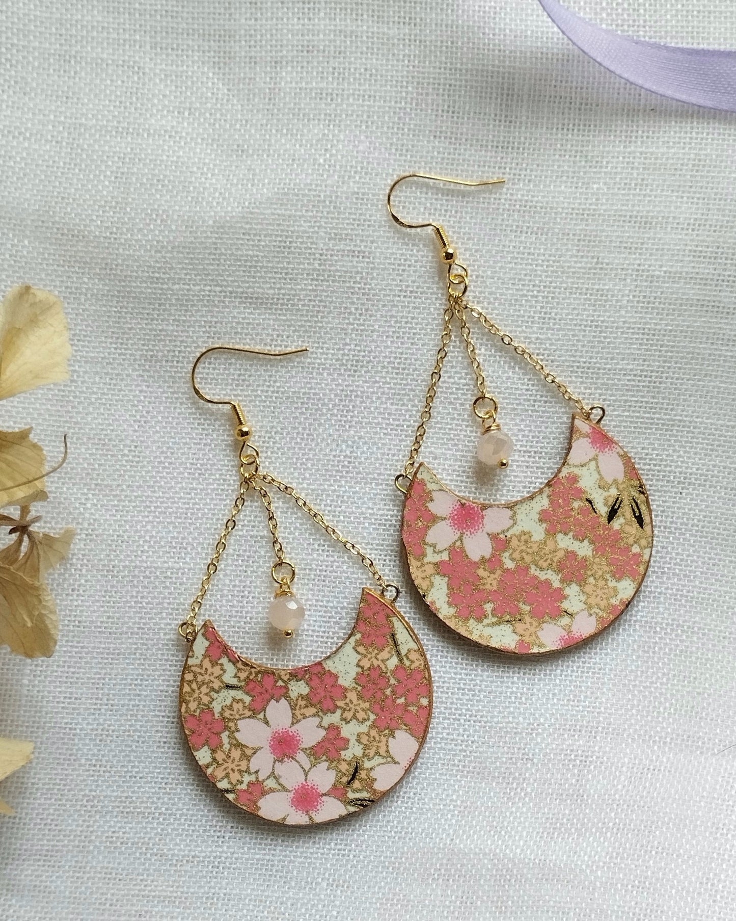 Orecchini di carta pendenti in carta giapponese chiyogami rosa con fiori di ciliegio - sakura - modello INDIRA