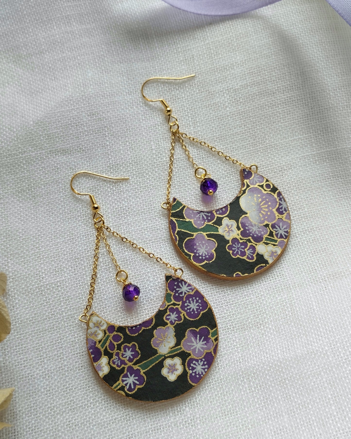 Orecchini di carta pendenti in carta giapponese chiyogami viola e nera con fiori di ciliegio - sakura - modello INDIRA