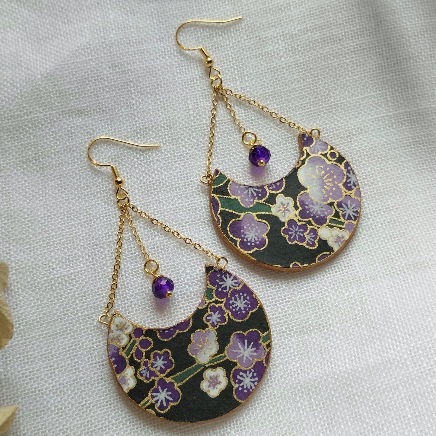 Orecchini di carta pendenti in carta giapponese chiyogami viola e nera con fiori di ciliegio - sakura - modello INDIRA