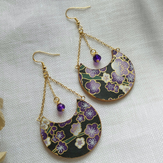 Orecchini di carta pendenti in carta giapponese chiyogami viola e nera con fiori di ciliegio - sakura - modello INDIRA