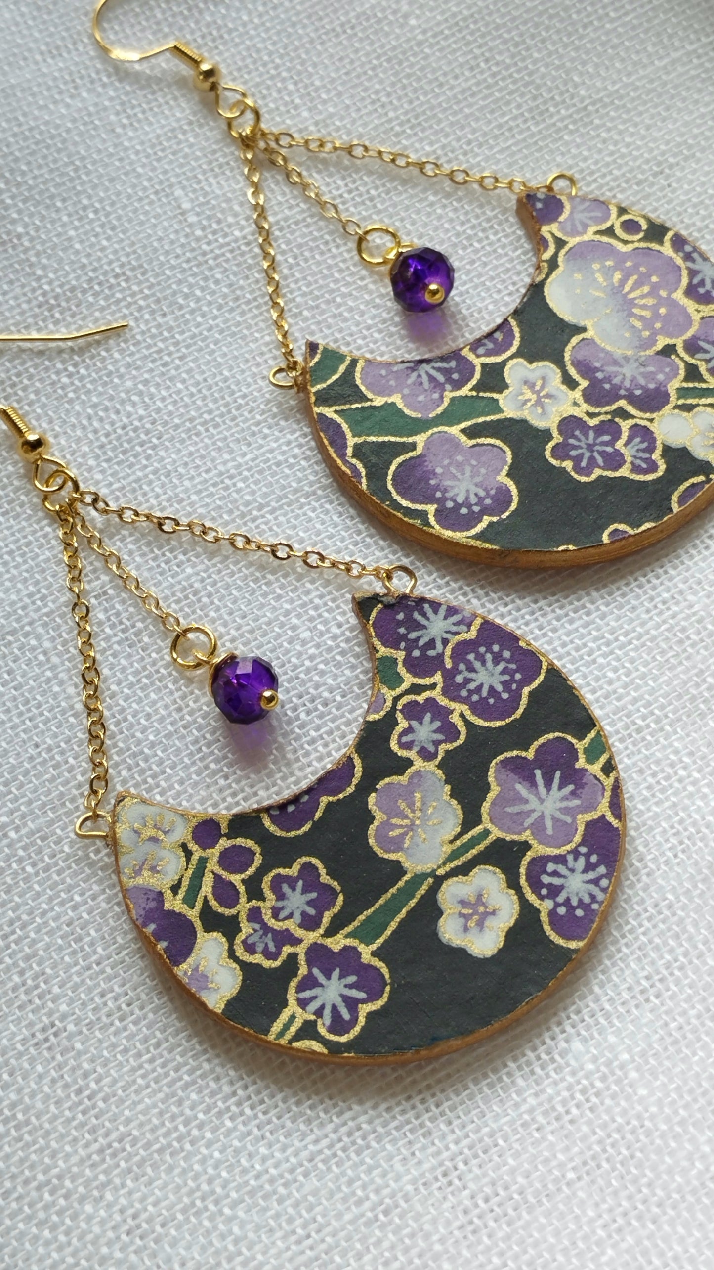 Orecchini di carta pendenti in carta giapponese chiyogami viola e nera con fiori di ciliegio - sakura - modello INDIRA