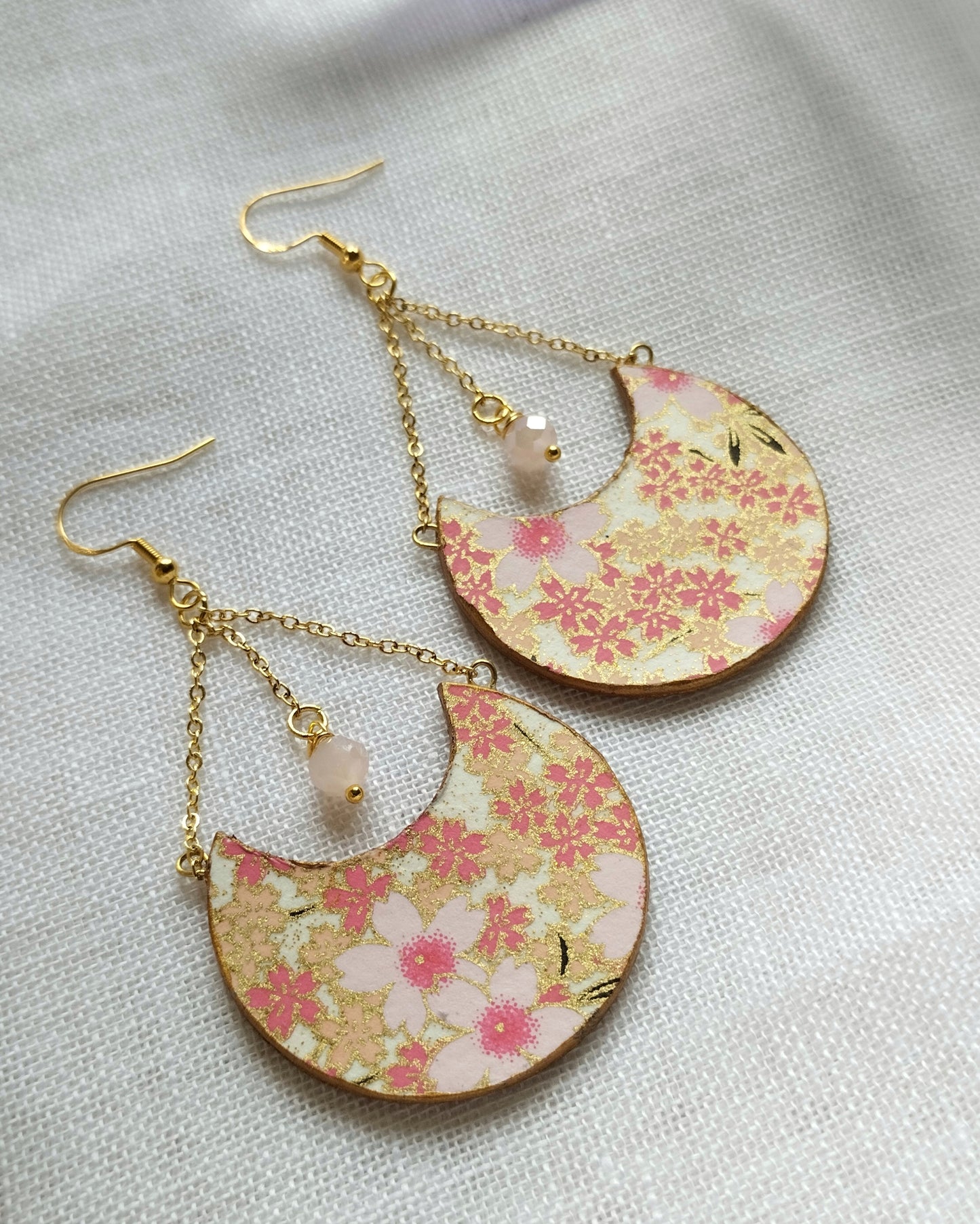Orecchini di carta pendenti in carta giapponese chiyogami rosa con fiori di ciliegio - sakura - modello INDIRA