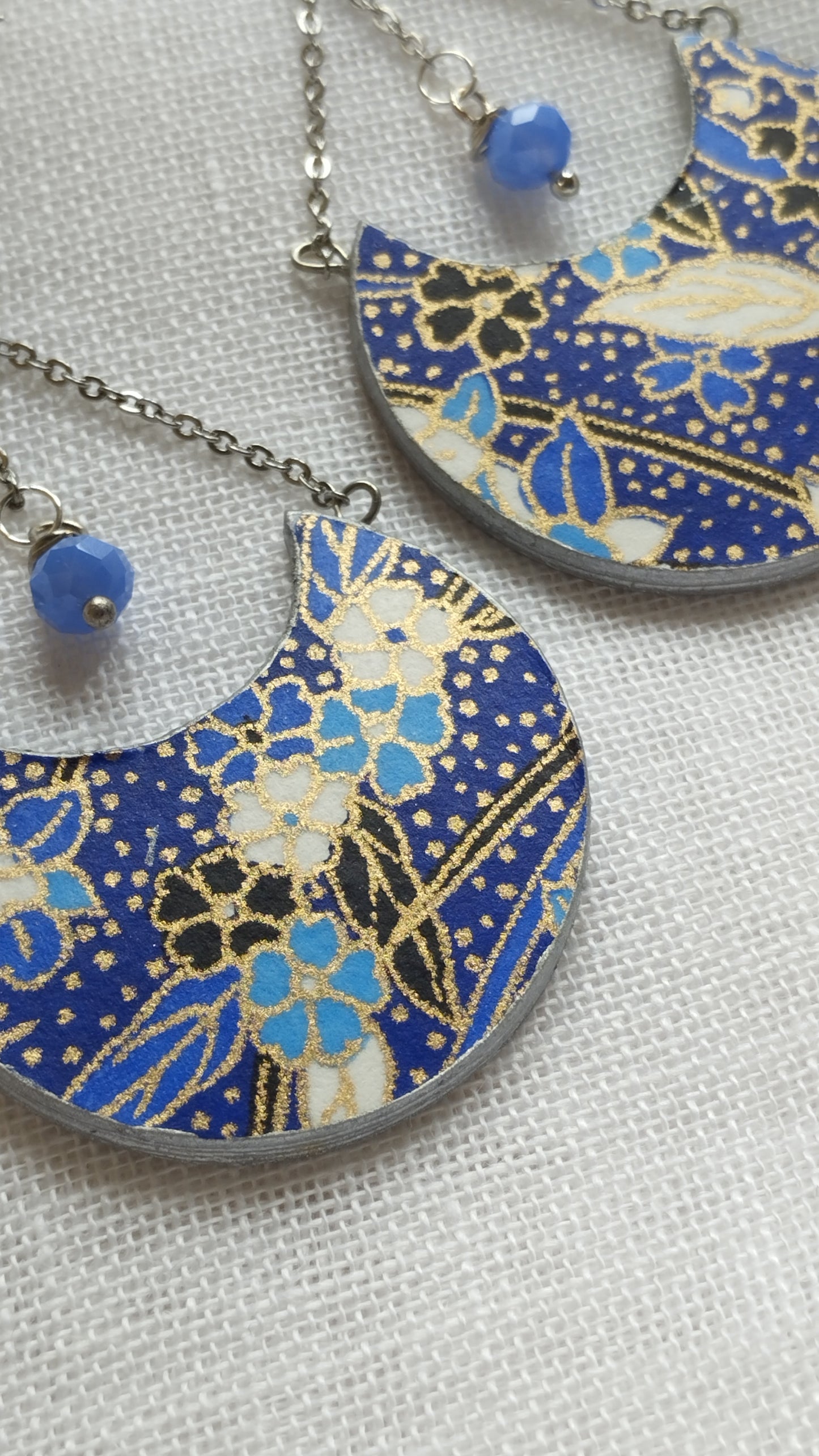 Orecchini di carta pendenti in carta giapponese chiyogami blu - nero - azzurro - argento - modello INDIRA