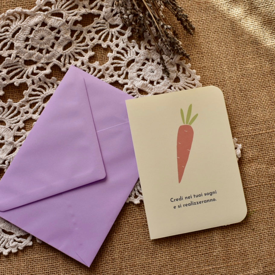Carota - Biglietto d’auguri illustrato con frase motivazionale - collezione Country