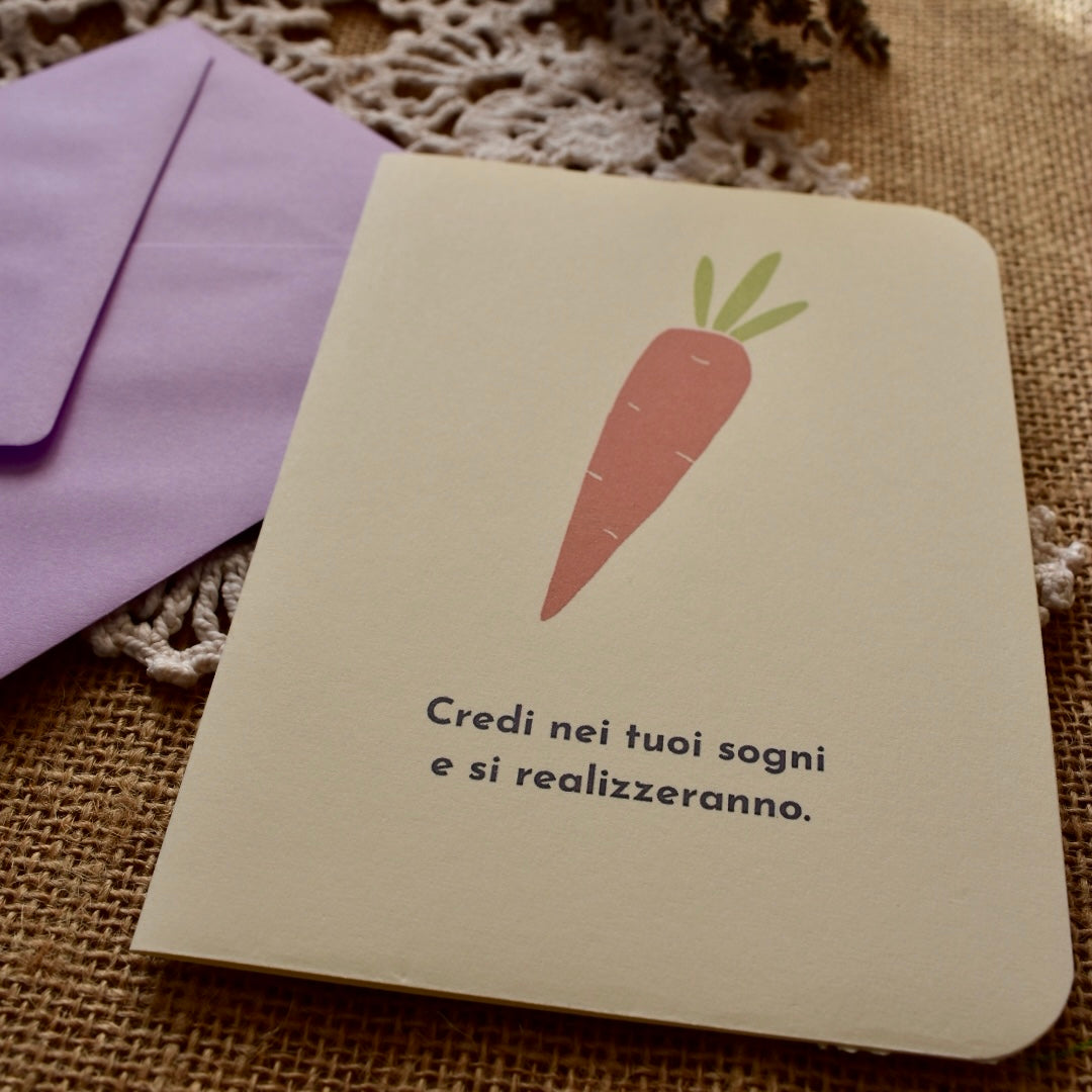 Carota - Biglietto d’auguri illustrato con frase motivazionale - collezione Country