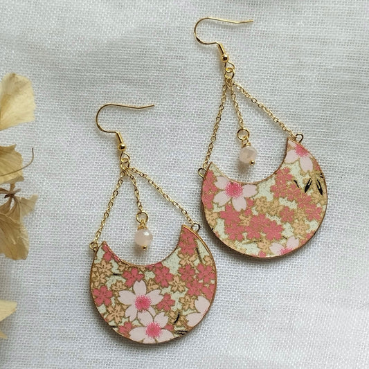Orecchini di carta pendenti in carta giapponese chiyogami rosa con fiori di ciliegio - sakura - modello INDIRA