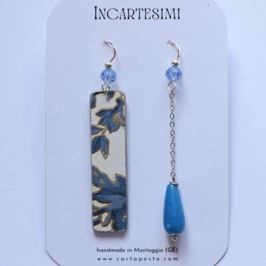 Orecchini di carta rettangolari pendenti spaiati con pietra naturale blu e carta blu peonie goffrata